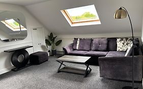 Pristine 2 Bedroom Apartment With Off Street Parking